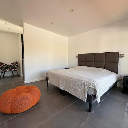 Avec Piscine & Jacuzzi Proche Villa